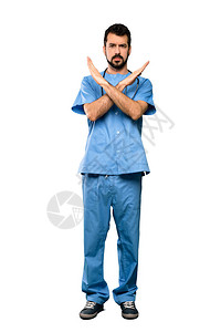 外科医生男子对孤立的白色背景不做手势的图片
