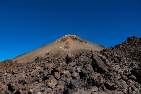 泰德火山口在纯蓝色天空下的透视图图片