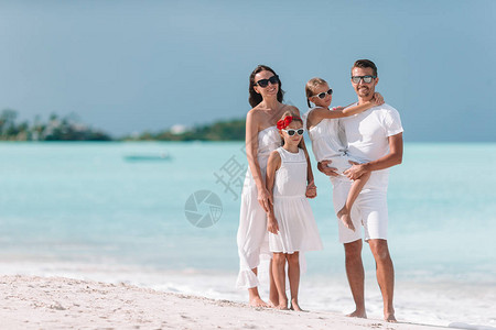 海滩度假的家庭肖像图片
