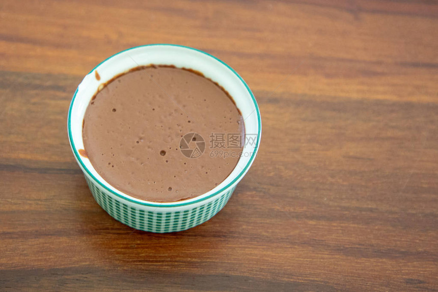木桌上的一碗巧克力奶油图片