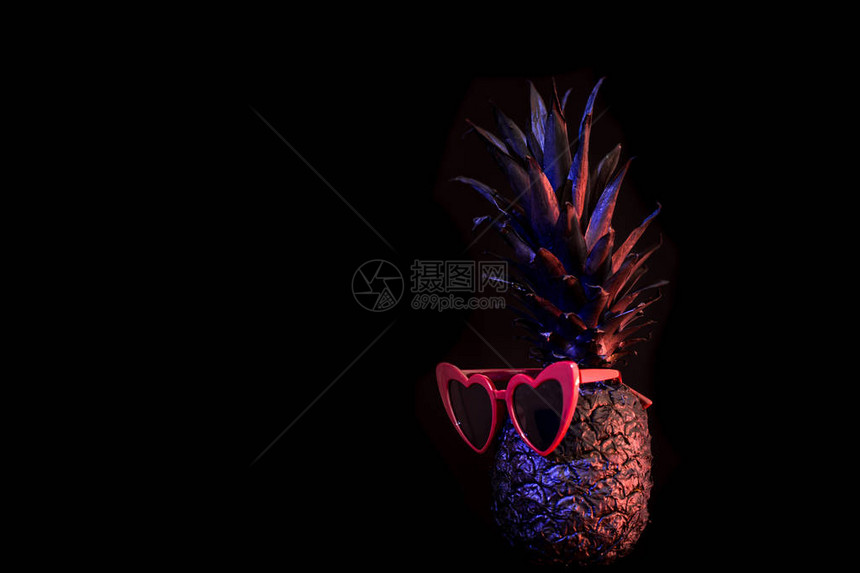 黑色背景中带心形眼镜的黑菠萝工作室摄影创图片