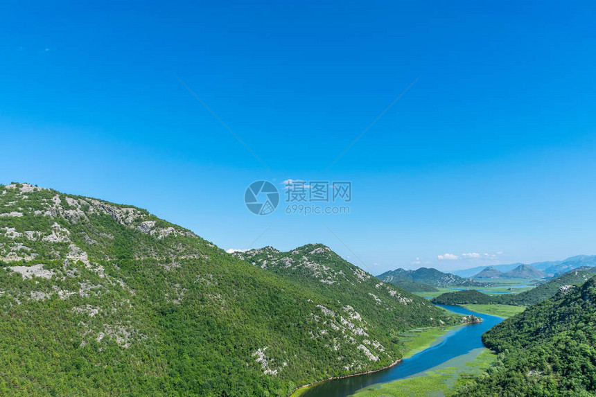 风景如画的蜿蜒河流在青山间流淌图片