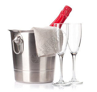 冰桶中的香槟瓶和白色背景中的长笛眼镜图片