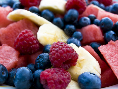 果浆和切果的沙拉蓝莓草莓西图片