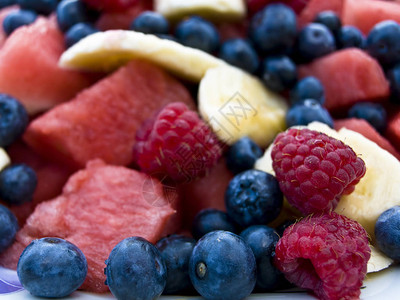 果浆和切果的沙拉蓝莓草莓西图片