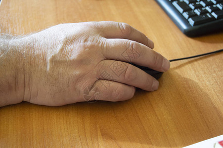 老人养老金领取者使用电脑鼠标的残疾人在电脑上工作残疾人在家工作老年图片