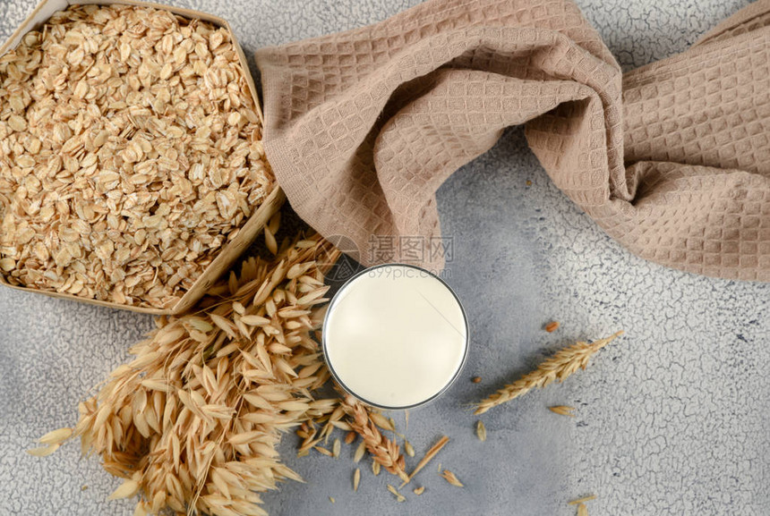 食用素食的概念牛奶在玻璃和燕麦中燕麦和燕麦耳图片