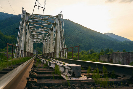 铁轨铁路桥梁铁路在山图片