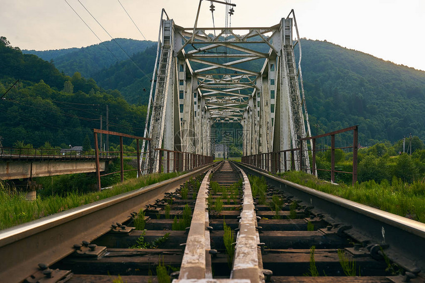 铁轨铁路桥梁铁路在山图片