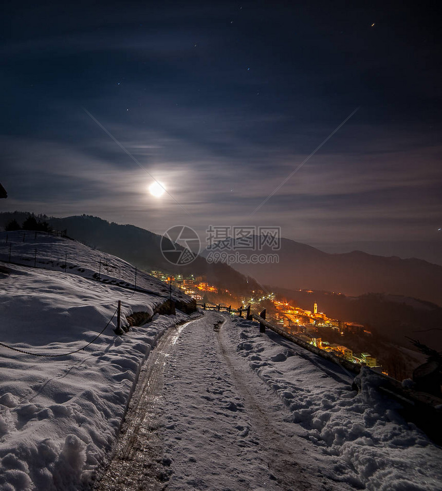 白雪皑的山村与月亮的夜晚图片