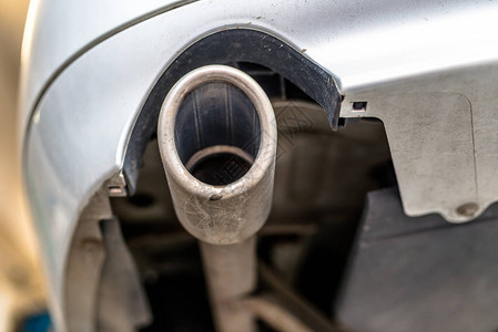 汽车的排气系统从下面看到汽车正在汽车间图片