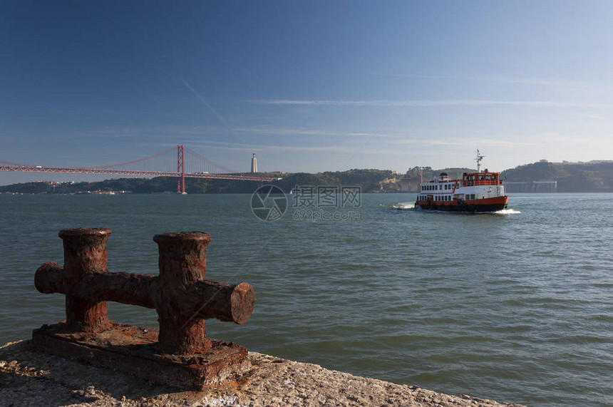 在葡萄牙里斯本市背景的4月25日大桥上看到塔格斯河和一艘渡船cacil图片