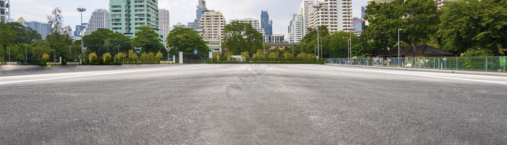 空荡的柏油路背景是城市图片