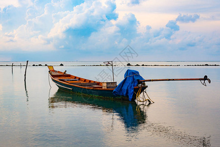 海中的渔船日落和木船的剪影图片