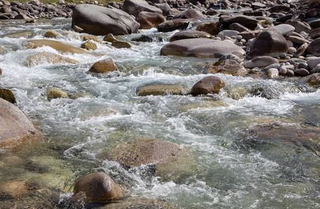 山中河水汹涌石头和水的美丽自然背景清澈的水和快河的质地插图片