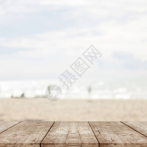 海滩上模糊的空木桌图片