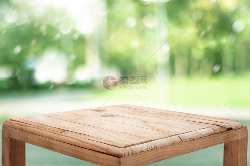 模糊自然背景上的空木头木材表格顶部可用于显示或图片