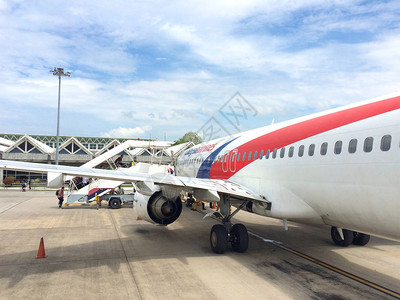 飞机翼和由马来西亚航空公司运营的飞机涡轮发动机的视图图片