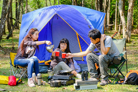 亚洲青少年咖啡制造机红色玻璃前面蓝色画布露营帐篷图片