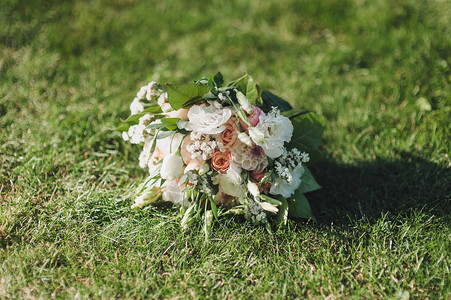 绿草上的玫瑰婚礼花束图片
