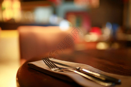 咖啡馆餐桌上的餐桌设置餐厅餐具图片