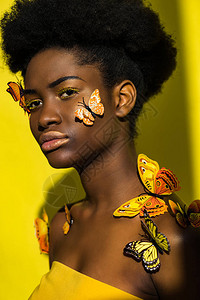 有吸引力的非洲年轻女子黄上背景图片