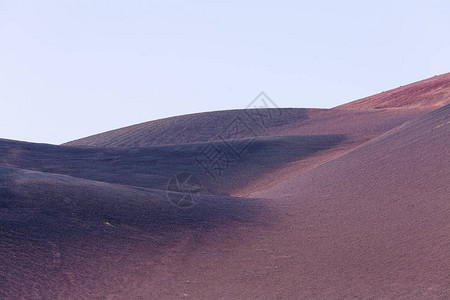 在阳光明媚的沙漠中沙丘对无云蓝天空图片