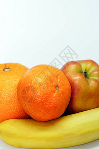橙色芒达林香蕉和苹果白孤立背景图片