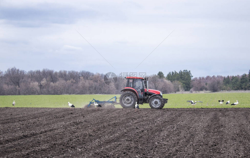农民准备土地和施肥拖拉机处理土地农民为播种做准备图片