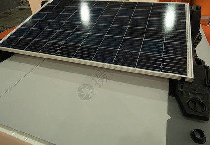 DIY五金店的太阳能电池板展示用于自主发电和节省水电图片