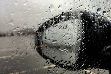 车外的雨在停车场下雨图片
