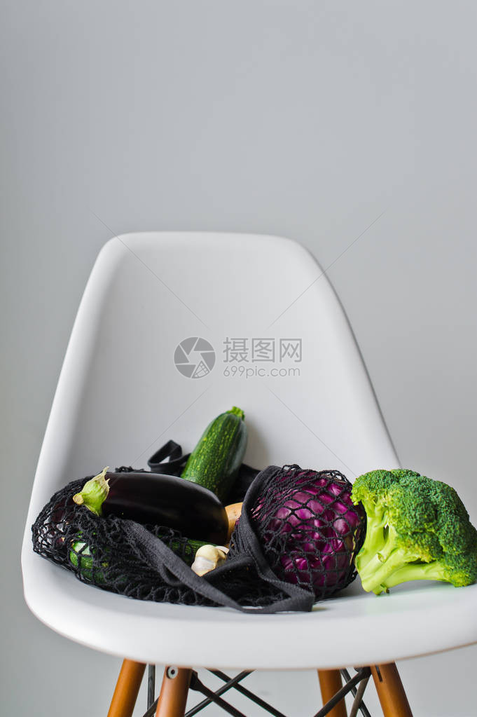 生态棉袋中的新鲜蔬菜图片