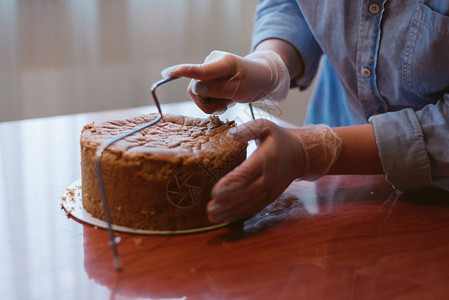 切蛋糕层来制作蛋糕图片