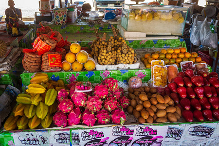 泰国市场上的水果店图片
