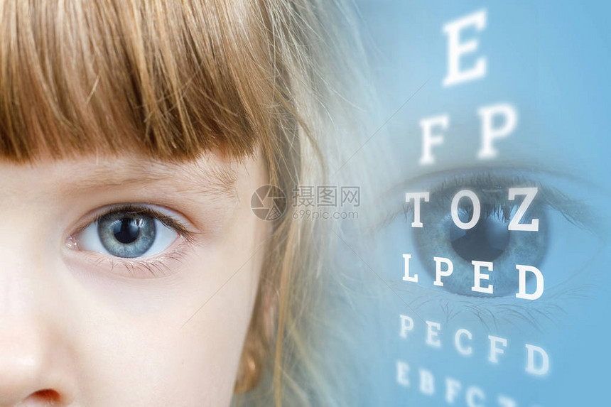 一个带眼睛的小童脸部分的特写是检查表的侧面图片