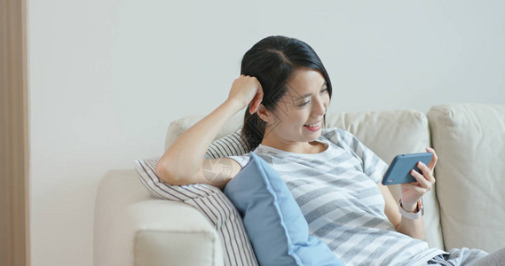 女人在家看手机高清图片