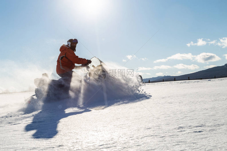 在乌拉尔山的冬季骑着雪地图片