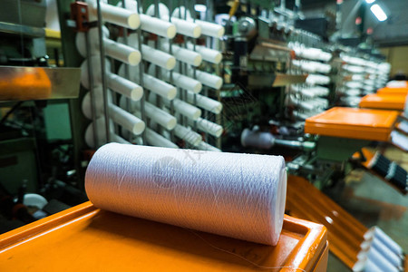 旧针织面料纺织厂在纺纱生产线和旋转机械图片
