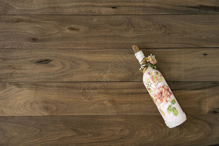 木桌上的酒瓶带有复古装饰物的酒瓶的复古风图片