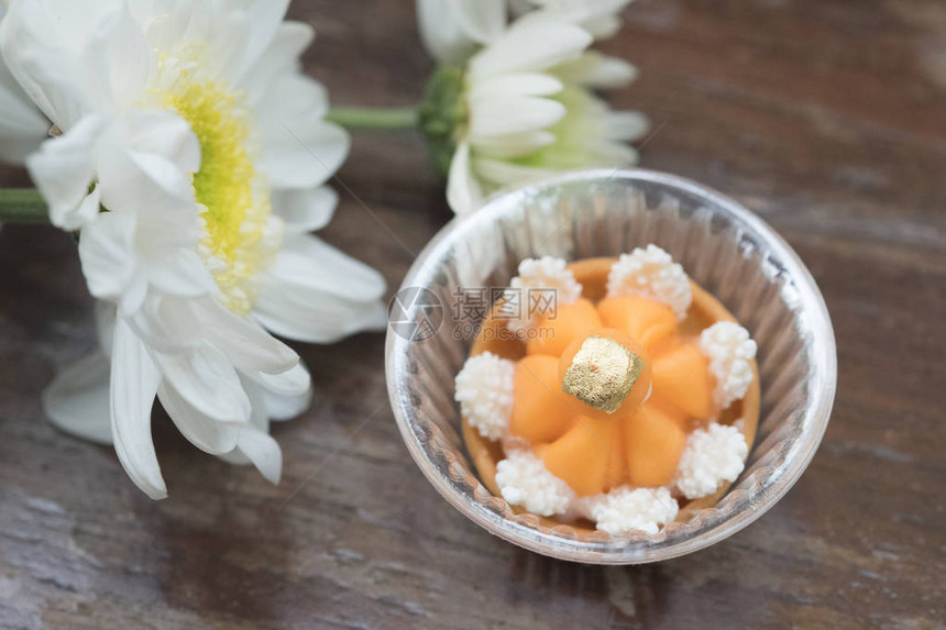 KanomJamongkut是由绿豆粉与面粉或糯米粉蛋黄糖椰奶和西瓜籽混合制图片