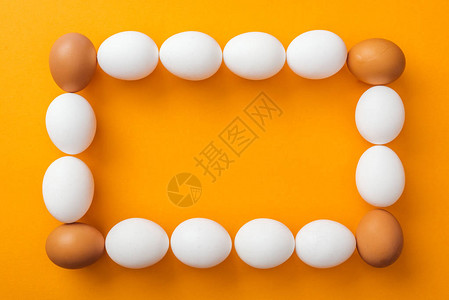 整个白色和棕色有机鸡蛋的顶部视图图片