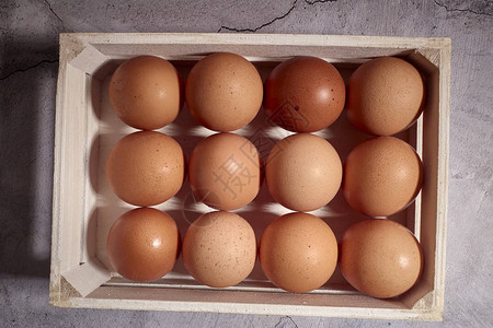 木箱内的农场鸡橙色鸡蛋图片