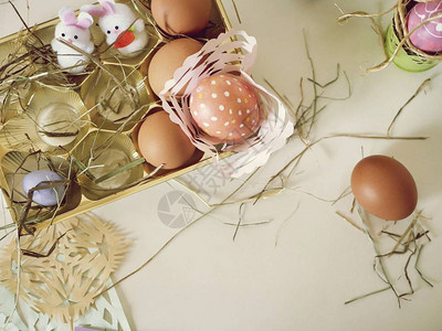 复活节鸡蛋新鲜和油漆复活节装图片