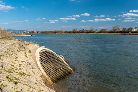 在德国西部的莱茵河中流进一条高清图片