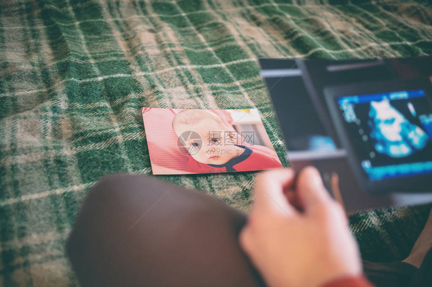 孕妇超声检查的照片妈看着声波图一个女人看着旧照片图片