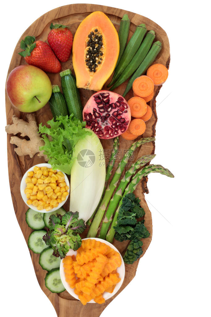 碱健康食品概念与新鲜蔬菜水果和香料在橄榄木板上隔离在白色背景富含欧米茄3抗氧化剂花青素纤维矿物质和维图片