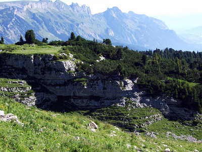Alvierguruppe山脉的石块和岩石图片