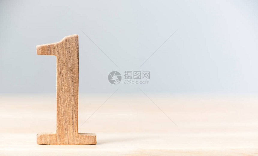 餐桌上的第一名木质材料概念顶级赢家成功图片