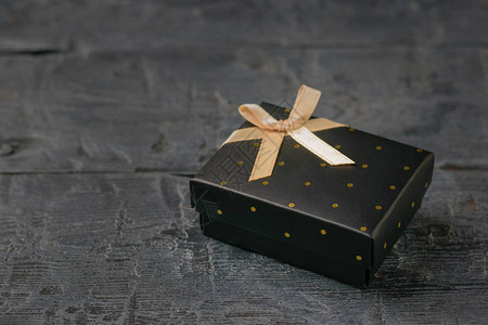 礼品盒装饰在木制桌上的金丝图片