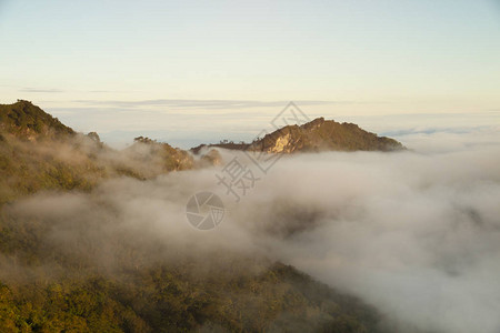 山雾天空在早晨云景观图片